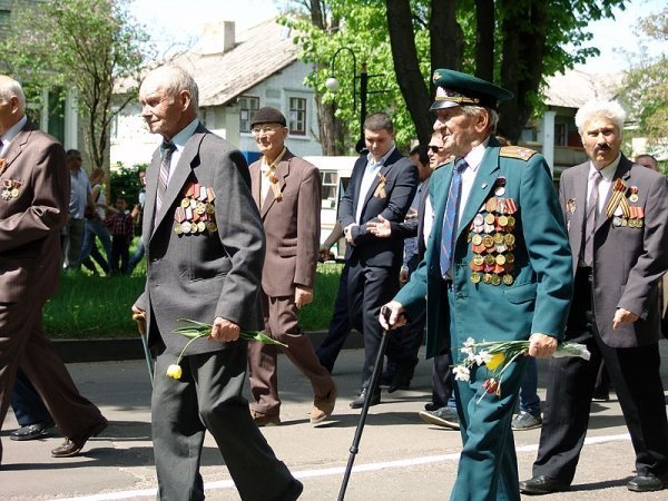 День Перемоги у Нововолинську: гвоздики, георгіївські стрічки, червоні прапори. ФОТО. ВІДЕО