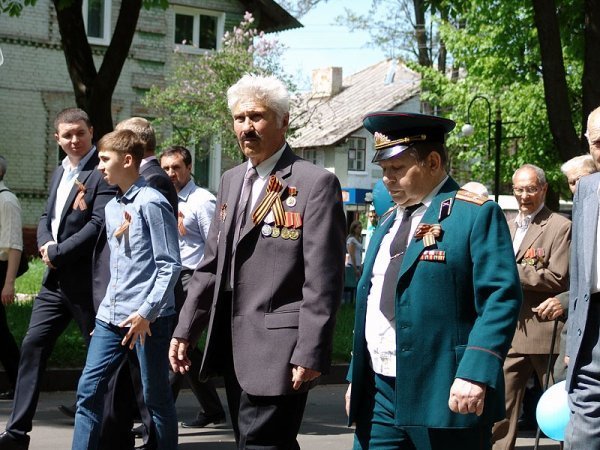 День Перемоги у Нововолинську: гвоздики, георгіївські стрічки, червоні прапори. ФОТО. ВІДЕО