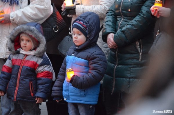 До Героїв Небесної сотні від лучан полинули ліхтарики. ФОТО