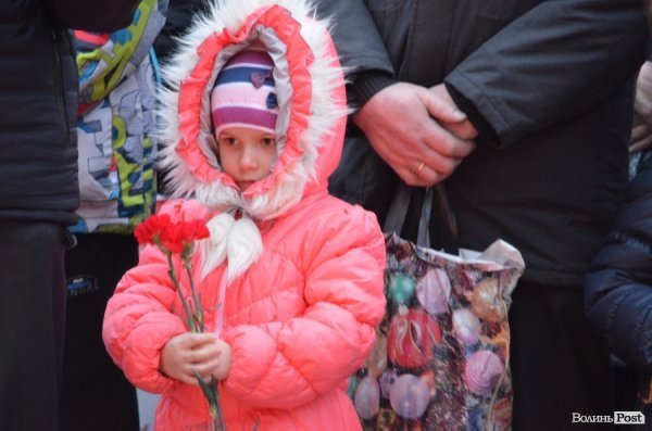 До Героїв Небесної сотні від лучан полинули ліхтарики. ФОТО