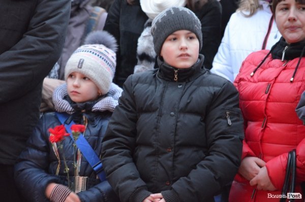 До Героїв Небесної сотні від лучан полинули ліхтарики. ФОТО