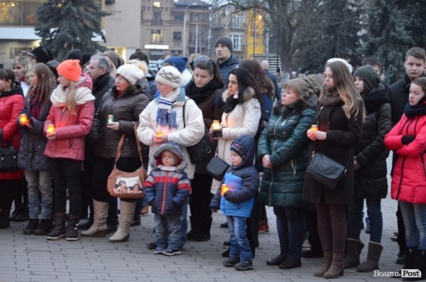 До Героїв Небесної сотні від лучан полинули ліхтарики. ФОТО