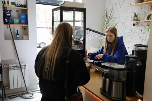 Після прильоту київська бариста продовжила готувати каву у зруйнованому кафе