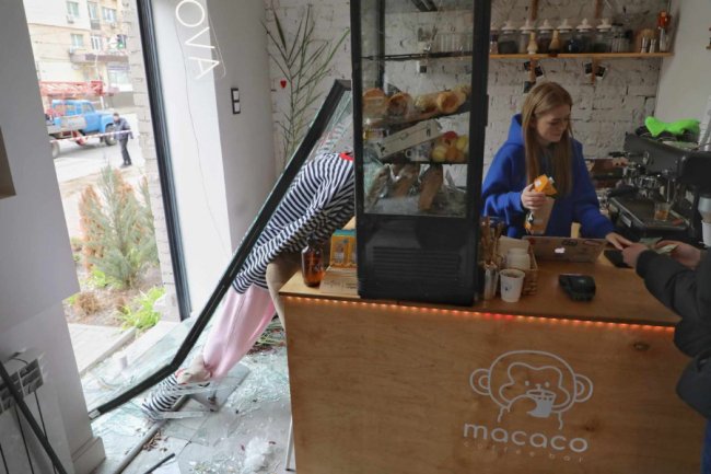 Після прильоту київська бариста продовжила готувати каву у зруйнованому кафе