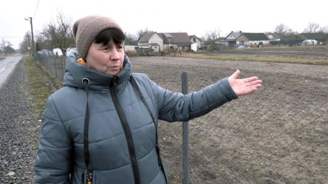 Мешканка села Любитів Людмила Олькевич показує поле, яке 2 місяці було у воді. 