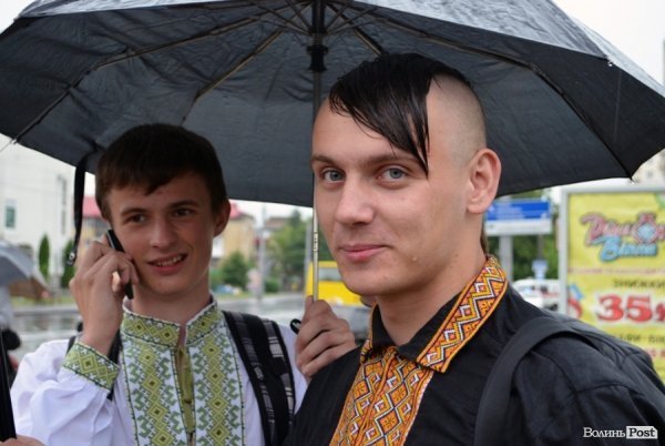 Луцькі націоналісти відзначили День героїв маршем у сильну зливу. ФОТО