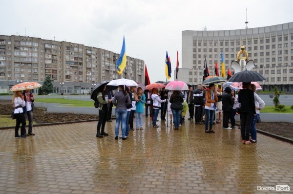 Луцькі націоналісти відзначили День героїв маршем у сильну зливу. ФОТО