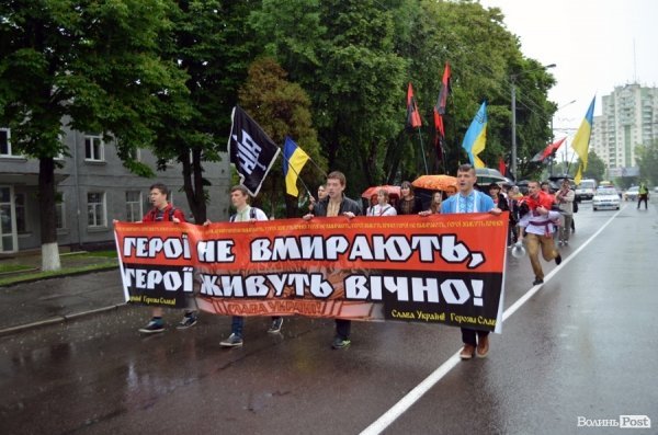 Луцькі націоналісти відзначили День героїв маршем у сильну зливу. ФОТО