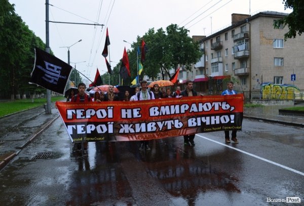 Луцькі націоналісти відзначили День героїв маршем у сильну зливу. ФОТО