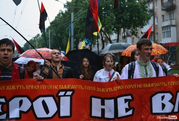 Луцькі націоналісти відзначили День героїв маршем у сильну зливу. ФОТО
