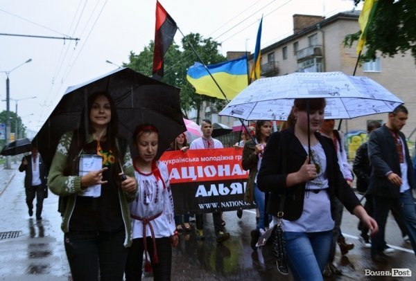 Луцькі націоналісти відзначили День героїв маршем у сильну зливу. ФОТО