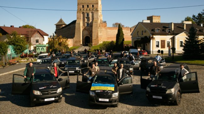 У Луцьку військовим передали 25 автомобів, які купили за гроші з концертів хору «Гомін»