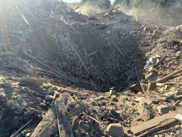 Росіяни вночі вдарили авіаційними бомбами по житловому кварталу на Запоріжжі. ФОТО