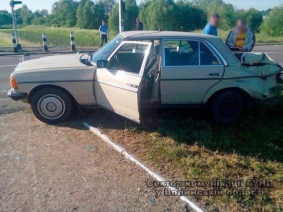 На Волині «Mercedes-Benz 200» потрапив під потяг. ФОТО
