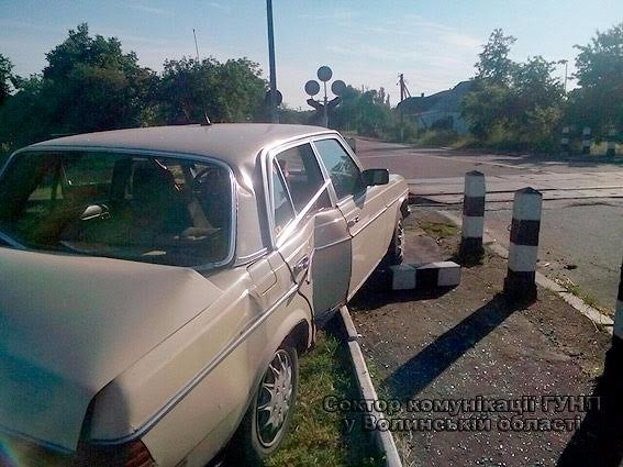 На Волині «Mercedes-Benz 200» потрапив під потяг. ФОТО
