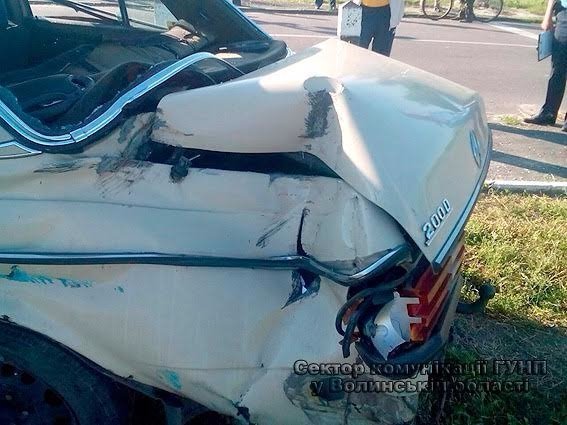 На Волині «Mercedes-Benz 200» потрапив під потяг. ФОТО