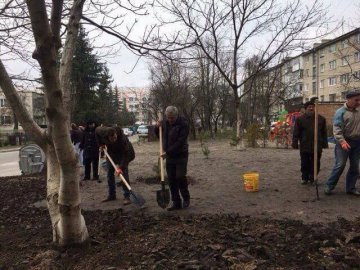 Лучани власноруч впорядковують двір. Дякують за допомогу депутату