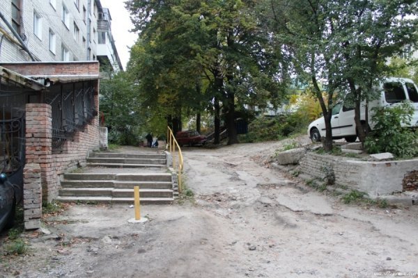 Мешканці багатоповерхівок у центрі Луцька скаржаться на розруху в дворі. ФОТО