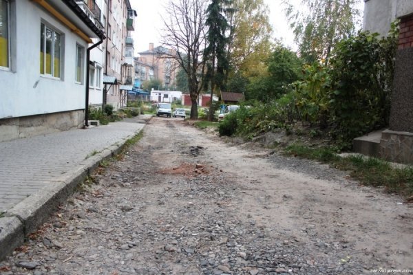 Мешканці багатоповерхівок у центрі Луцька скаржаться на розруху в дворі. ФОТО