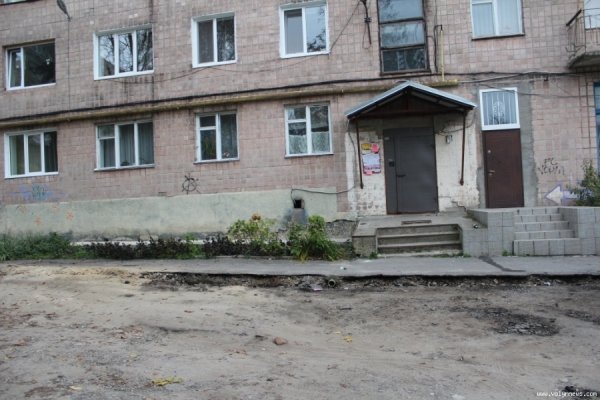 Мешканці багатоповерхівок у центрі Луцька скаржаться на розруху в дворі. ФОТО