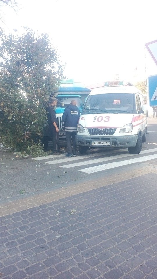У Луцьку зіткнулись «швидка» та вантажівка. ФОТО