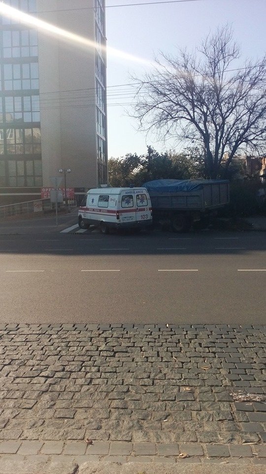 У Луцьку зіткнулись «швидка» та вантажівка. ФОТО