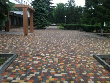 Особливості правильного догляду за тротуарною плиткою*