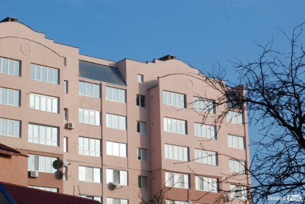 Лучанка «воює» із забудовником, який звів будинок з «браком». ФОТО