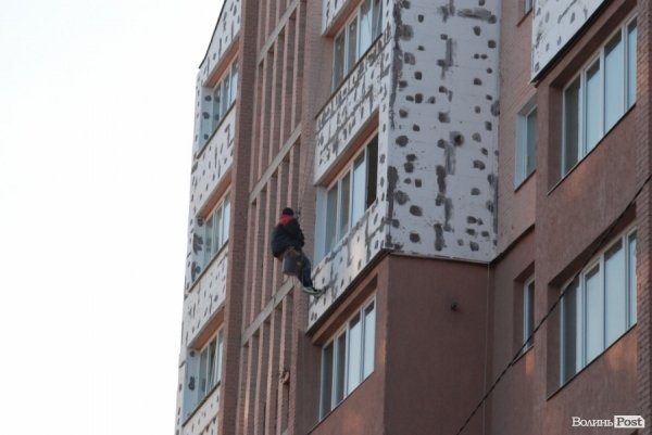 Лучанка «воює» із забудовником, який звів будинок з «браком». ФОТО