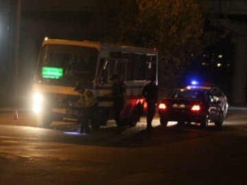 У Луцьку Mercedes не розминувся з автобусом. ФОТО