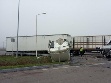 Через туман на Рівненщині зіткнулись дві фури. ФОТО