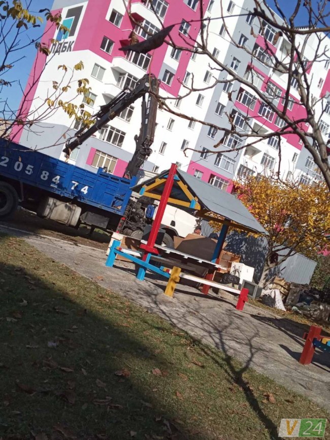 У луцькій багатоповерхівці не можуть полагодити водопостачання, бо над місцем, де прорвала труба, стоїть гараж