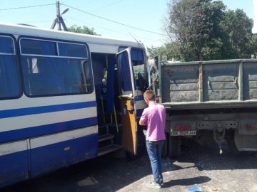 У Луцьку автобус врізався у вантажівку. ФОТО