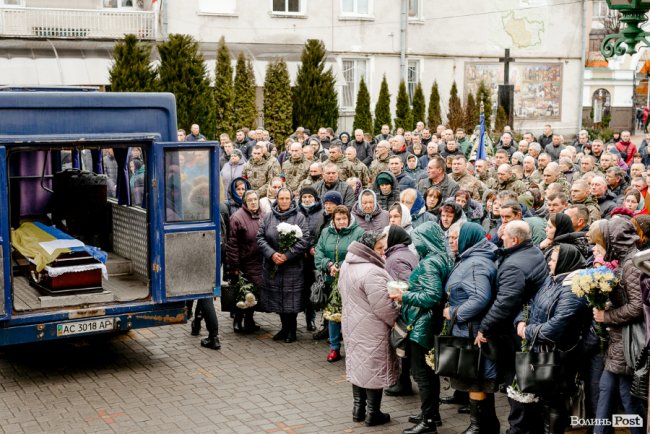 «Їх ми з честю поховаємо, а завтра підемо в бій»: Луцьк попрощався з воїнами Павлом Хомиком та Віктором Коханюком