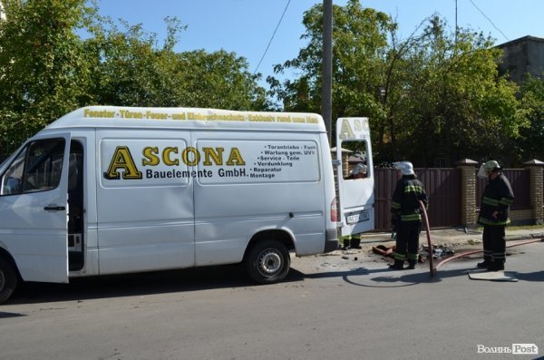 У центрі Луцька в авто стався вибух. ФОТО