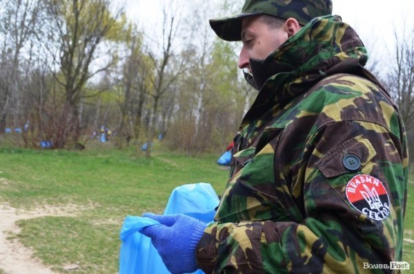 У Луцьку прибирали парк в 40-му кварталі. ФОТО