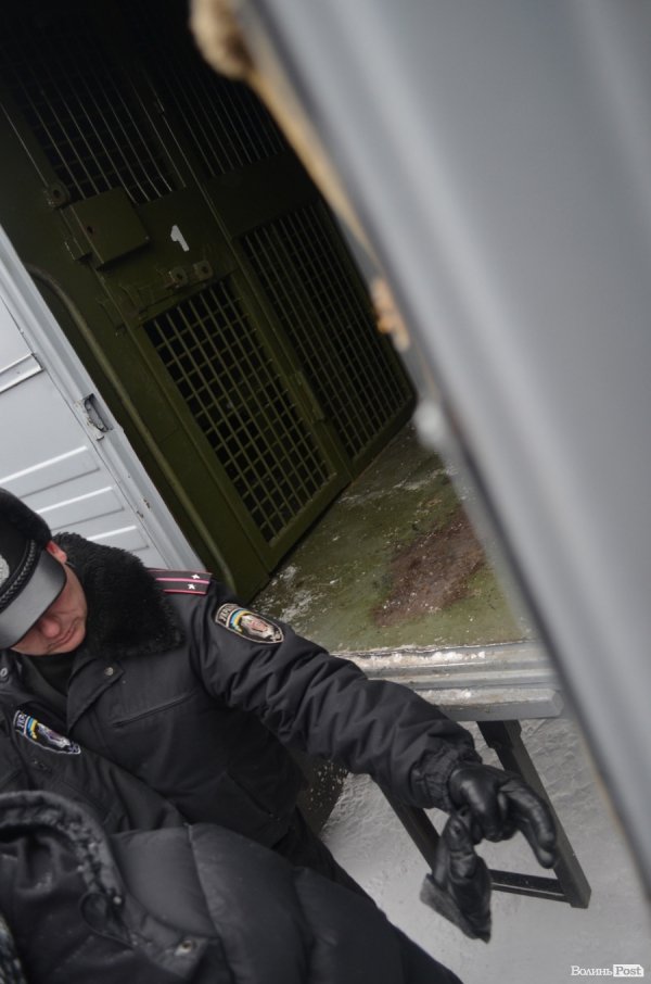 Блокування ВВшників у Луцьку: день другий. ФОТО