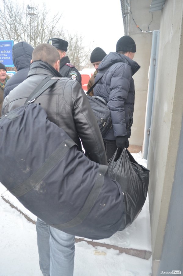 Блокування ВВшників у Луцьку: день другий. ФОТО