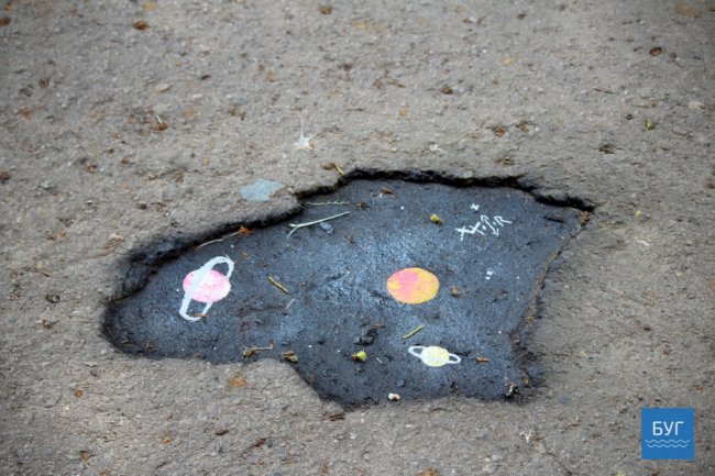 У місті на Волині вуличні художники розмалювали ями. ФОТО