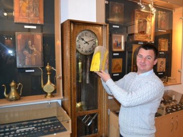 Бивні мамонта, картини і монети: у Любомлі діє виставка контрабандних раритетів