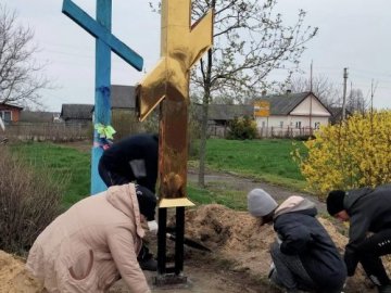На Волині рідні загиблого Героя встановили придорожній хрест