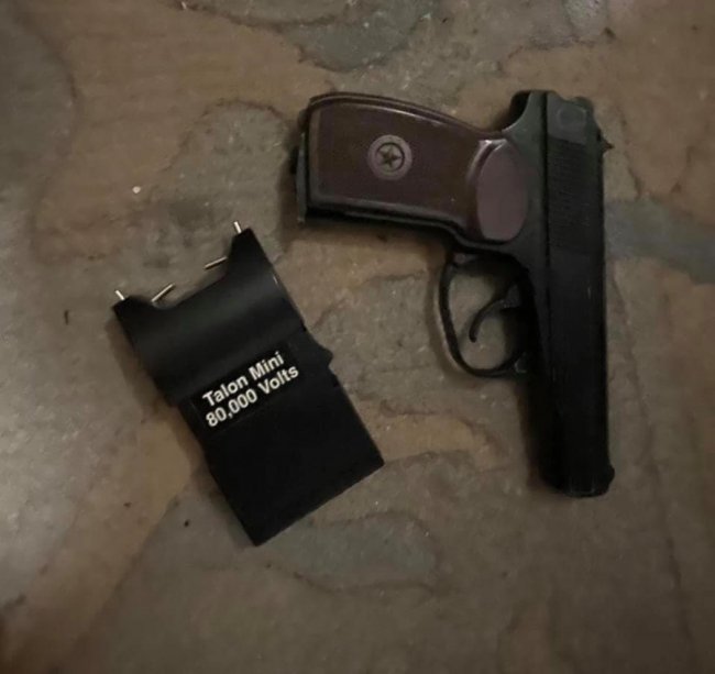 У місті на Волині – обшуки в оселях: вилучили бурштин, зброю та наркотичні засоби. ФОТО