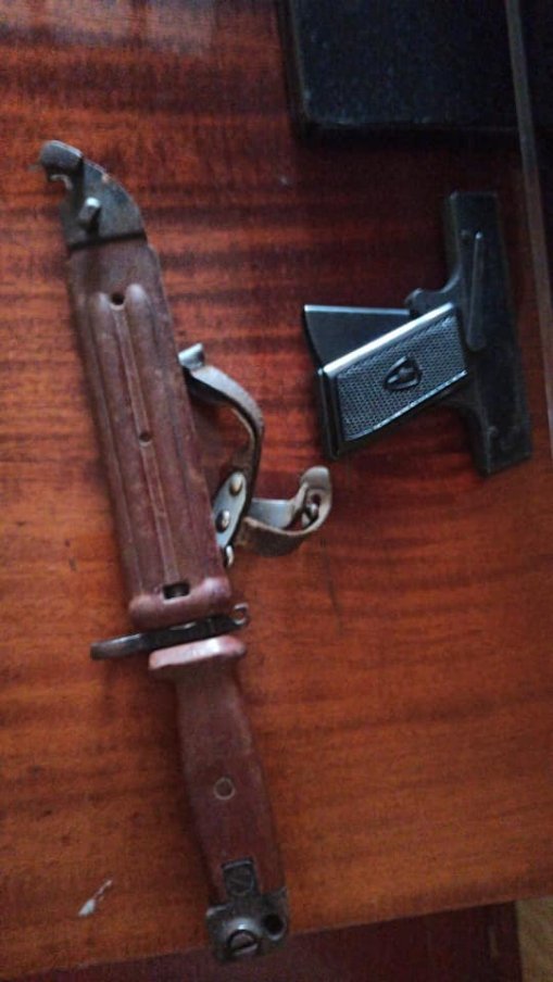 У місті на Волині – обшуки в оселях: вилучили бурштин, зброю та наркотичні засоби. ФОТО