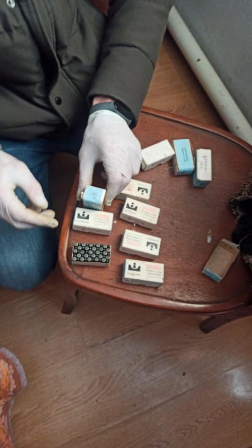 У місті на Волині – обшуки в оселях: вилучили бурштин, зброю та наркотичні засоби. ФОТО