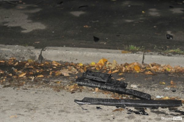 Аварія у Луцьку: машина розтрощила стовп, вулиця – без світла. ФОТО. ВІДЕО