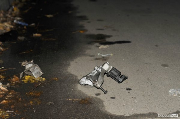 Аварія у Луцьку: машина розтрощила стовп, вулиця – без світла. ФОТО. ВІДЕО