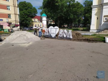 У Володимирі встановлюють нову інсталяцію-«зізнання». ФОТО
