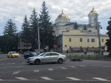 У центрі Луцька мотоцикліст влетів у Mercedes. ФОТО