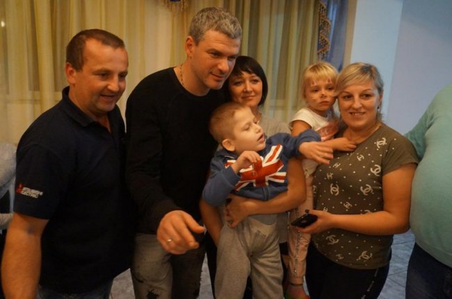 Арсен Мірзоян розважав діток, які лікуються у волинському санаторії. ФОТО