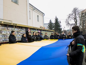 У центрі Луцька молодь влаштувала флешмоб у пам'ять про Крути. ФОТО